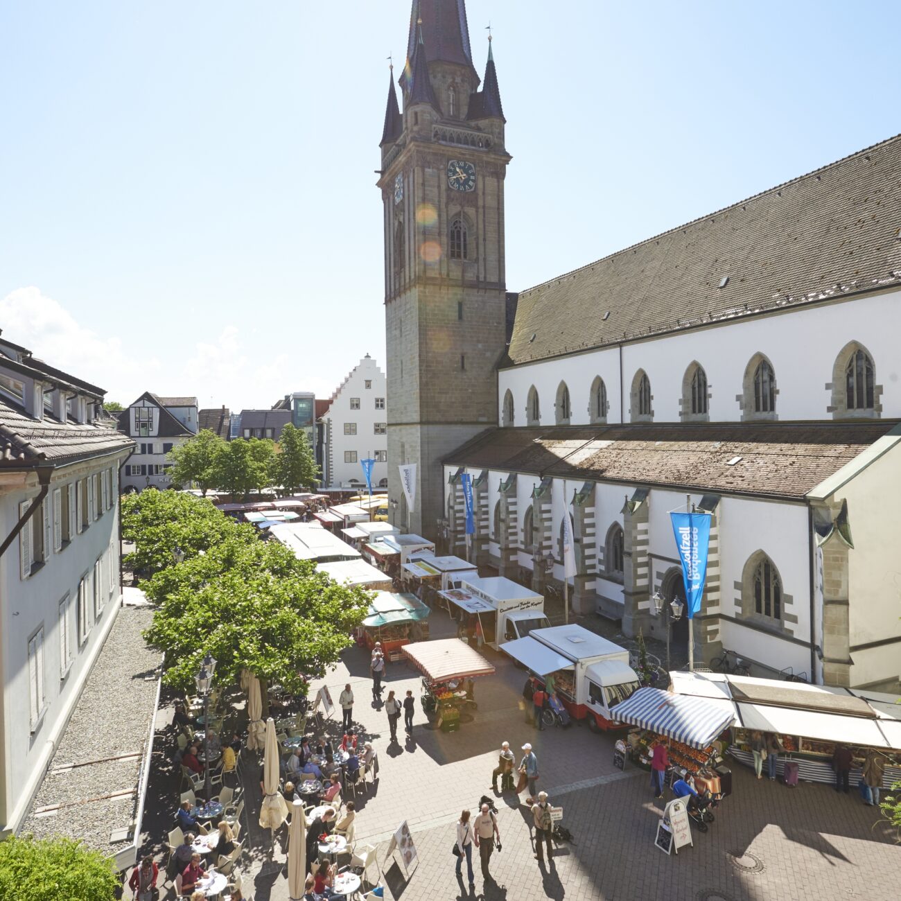 Radolfzeller Wochenmarkt auf dem Marktplatz vor dem Münster