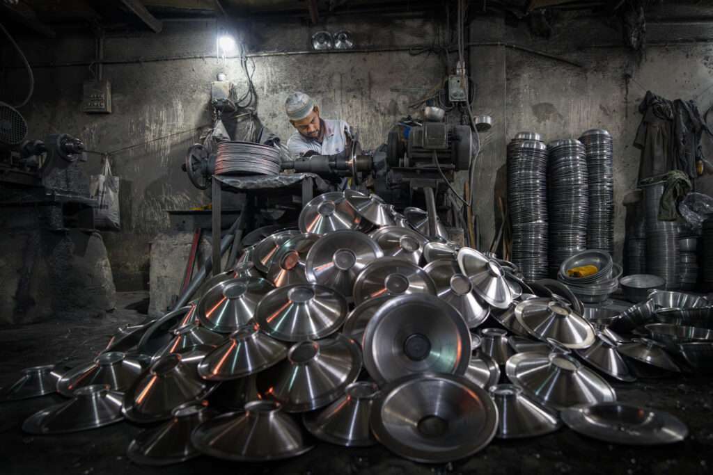 Herstellung von Aluminiumgeschirr in einer dunklen Werkstatt in Bangladesch