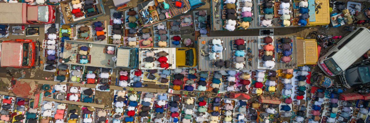 Millionen Gläubige legen anlässlich des Abschlussgebets des Bishwa Ijtema ihre Gebetsteppiche unter offenem Himmel aus und versuchen danach einen Platz im oder auf dem Zug nach Dhaka zu ergattern..