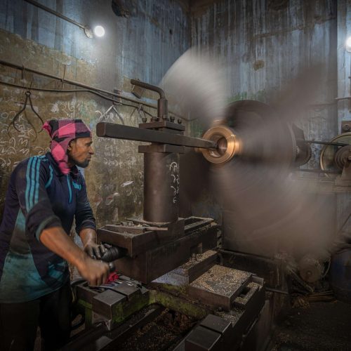 Arbeiter in Dhaka stellen in einer Schiffswerft ohne Schutzmaßnahmen Schiffsschrauben aus Altmetall von Hand her