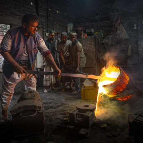 Arbeiter in Dhaka stellen in einer Schiffswerft ohne Schutzmaßnahmen Schiffsschrauben aus Altmetall von Hand her.