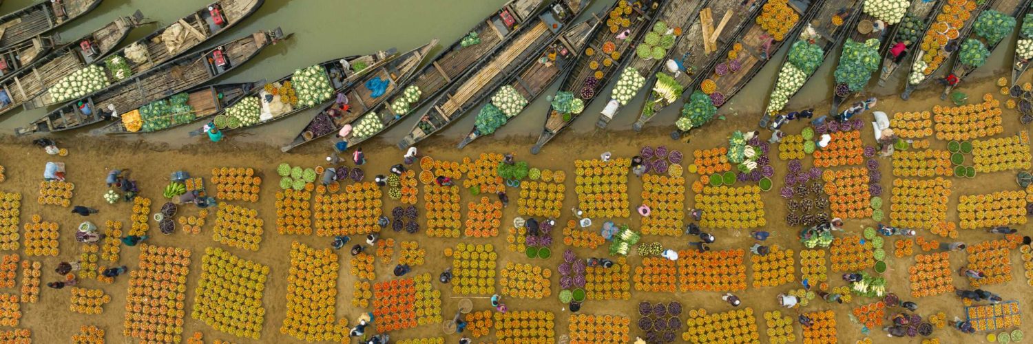 Luftaufnahme des schwimmenden Markts in Bangladesch mit Händlern in traditionellen Booten