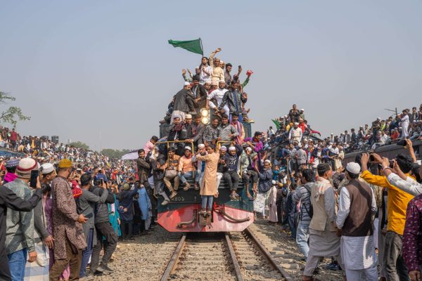 Ueberfuellte Zuege in Bangladesch