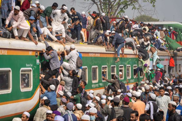 Ueberfuellte Zuege in Bangladesch